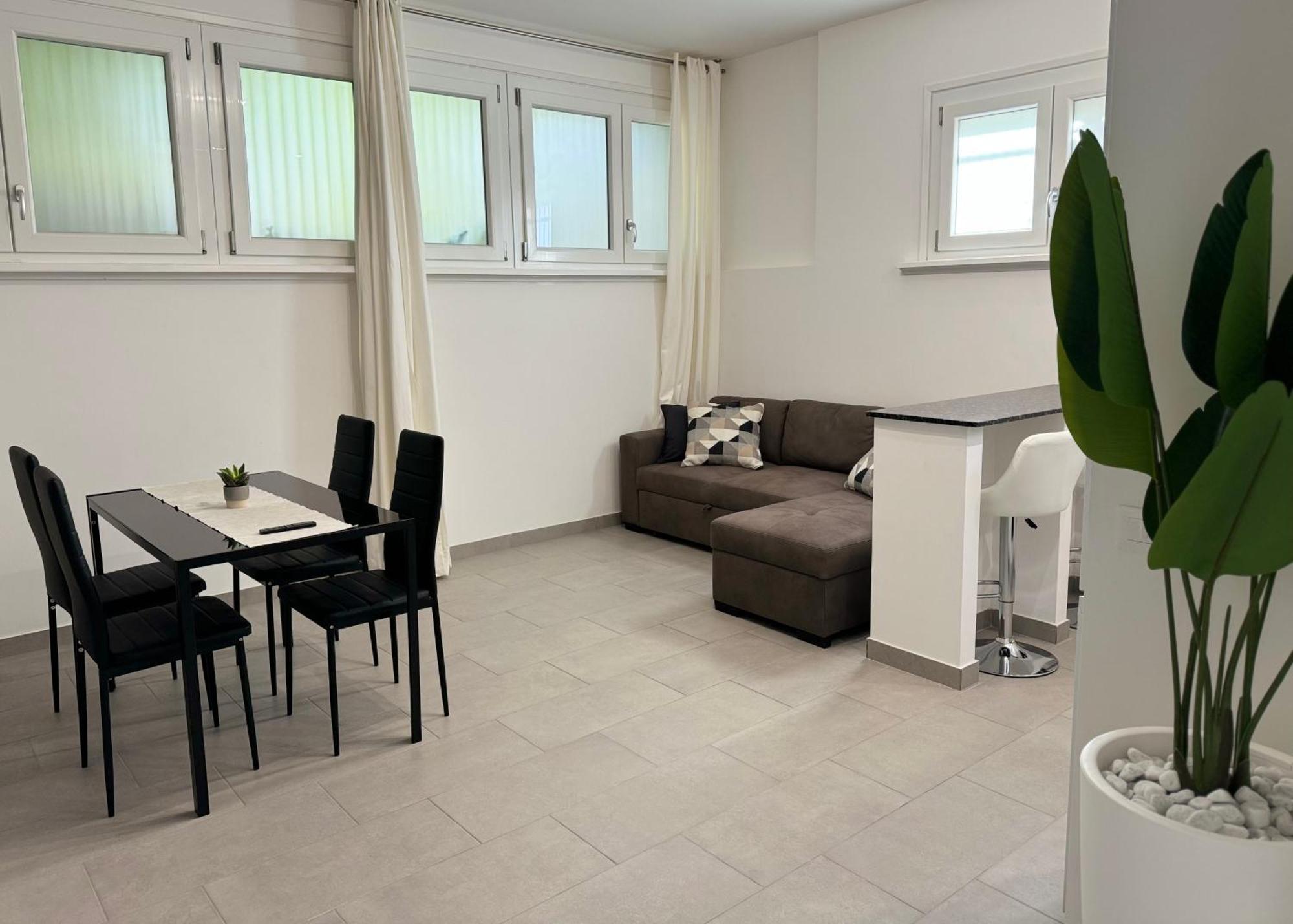 Jacuzzi Near Center Of Apartment *
