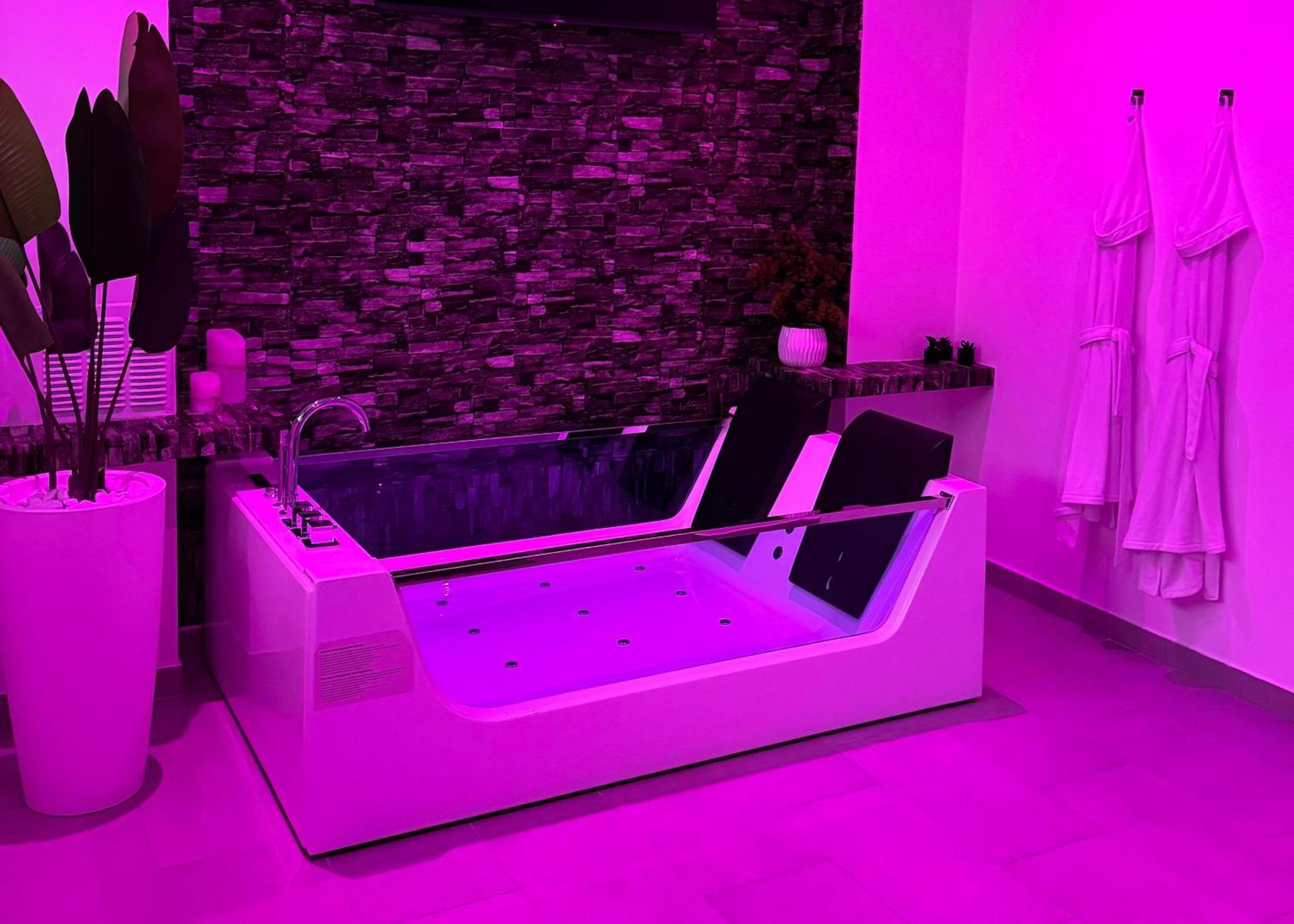 Apartment Jacuzzi Near Center Of